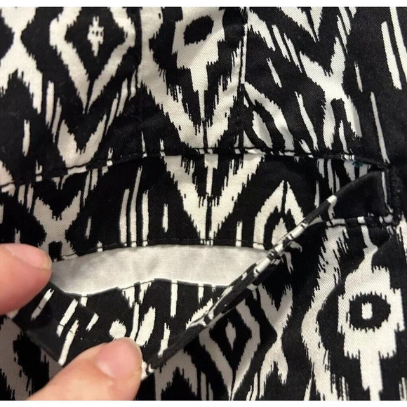 Old Navy Everyday Twill Short Womens‎ Size 12 Black White Ikat Mid Rise Cotton - Picture 6 of 7
